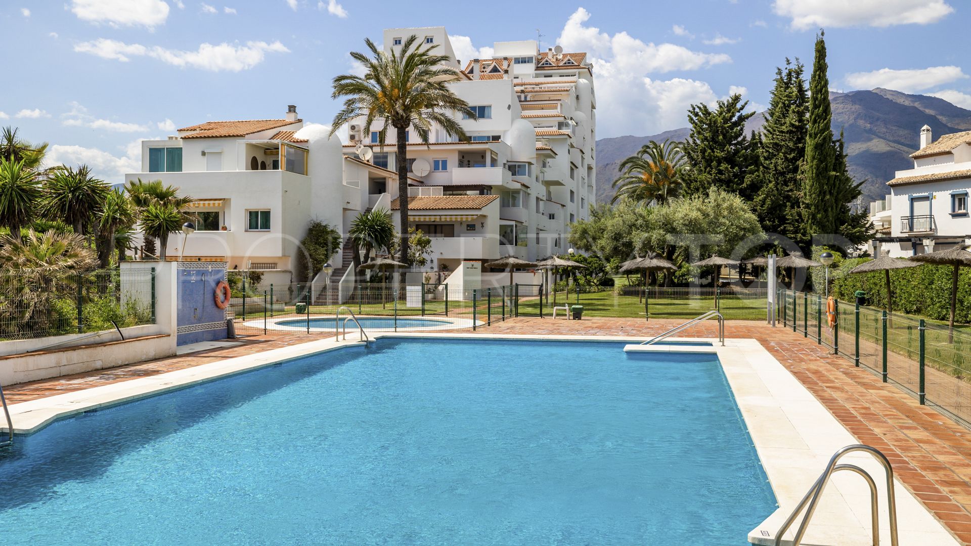 Duplex penthouse with 3 bedrooms for sale in Estepona Playa