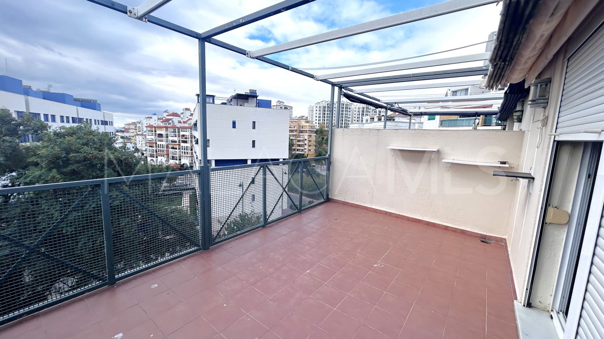 Buy duplex de 3 bedrooms in Estepona Puerto