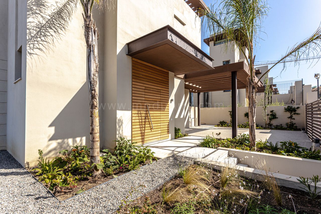 New modern villas in La Alqueria, Benahavis