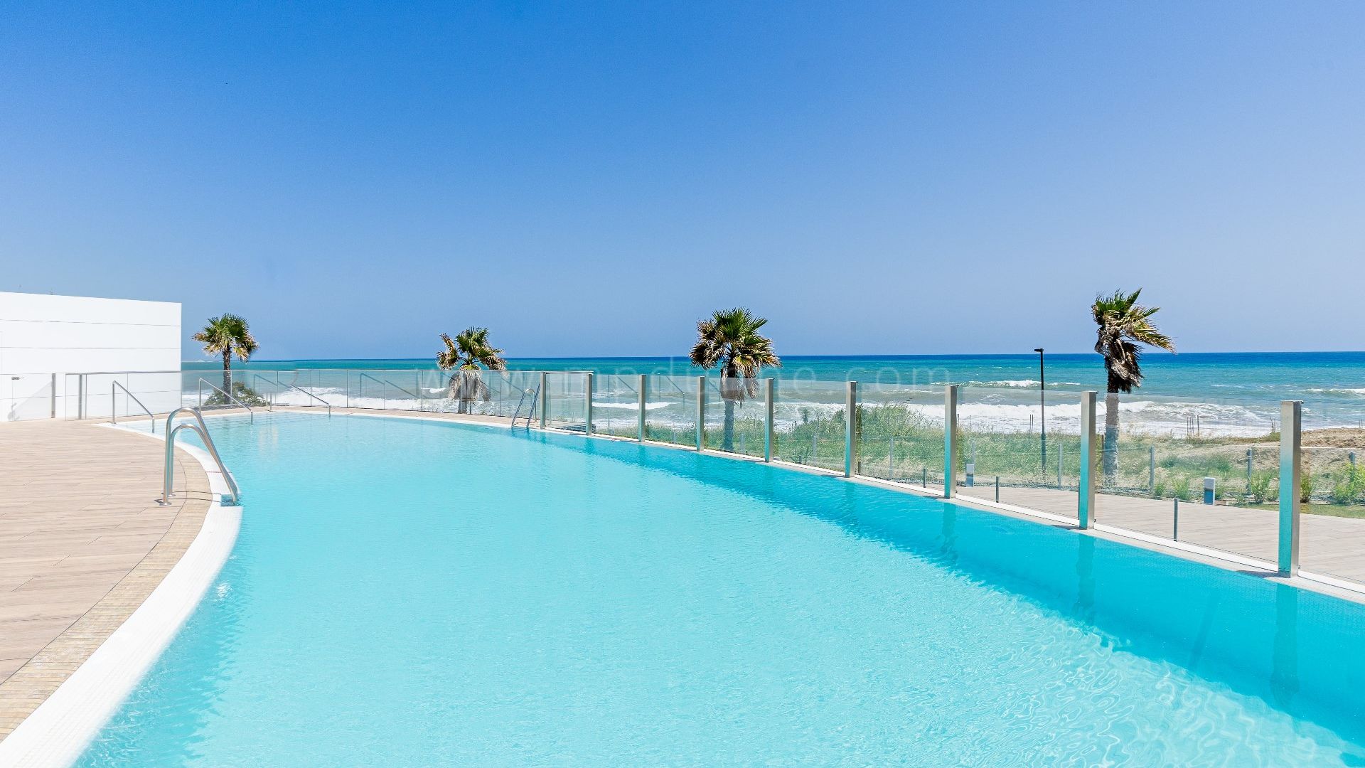 The Edge, Estepona, Lujosos apartamentos en venta en primera línea de playa
