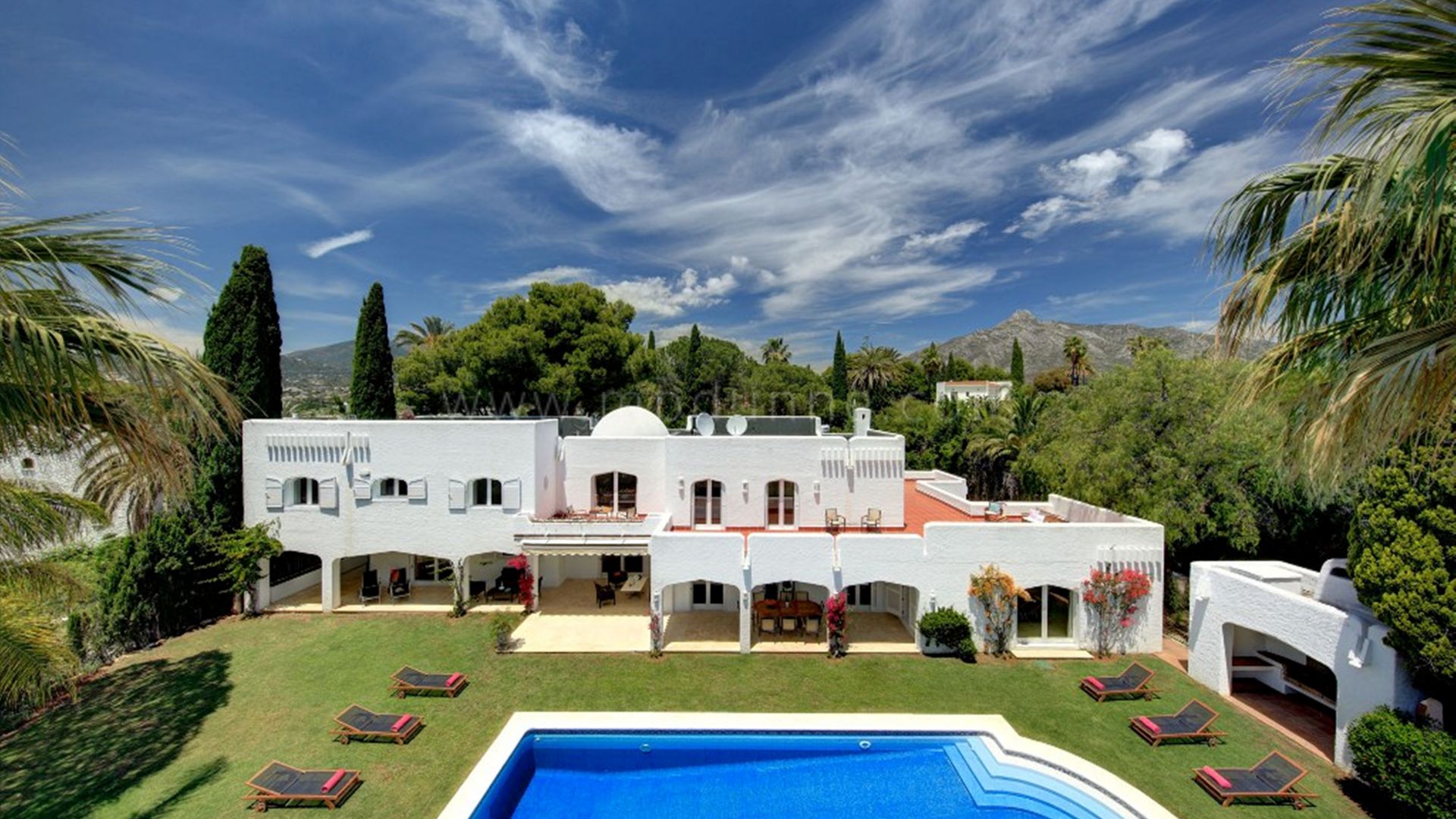 Villa familiale en vente sur un grand terrain, Atalaya Rio Verde, Marbella