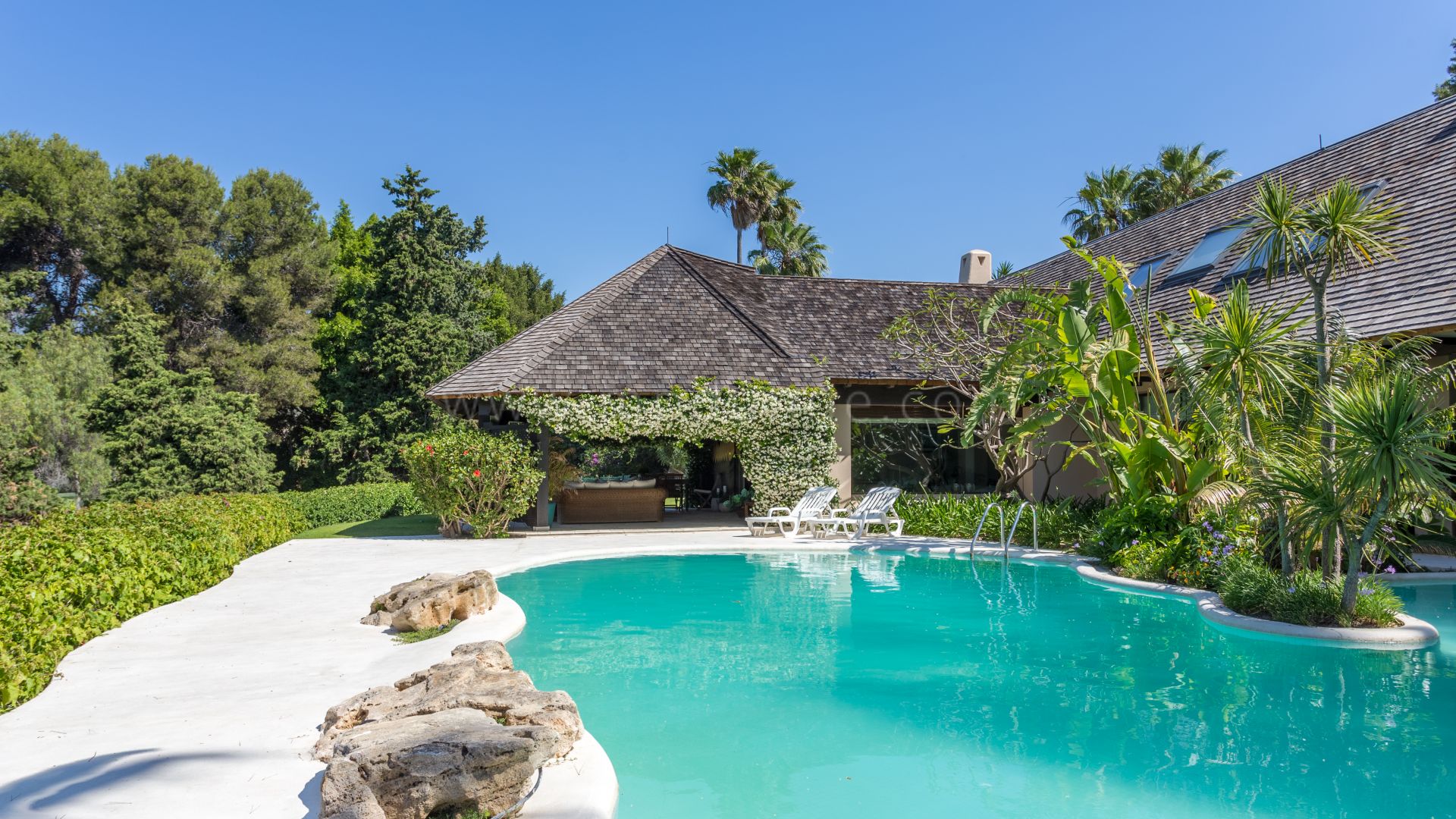 Villa de Estilo Clásica con Vistas al Golf en Alquiler en Río Real, Marbella Este