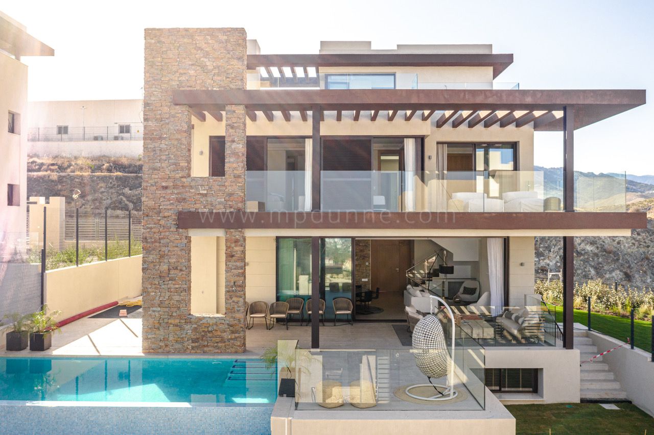 Nuevas villas de diseño moderno en venta en La Alqueria, Benahavis