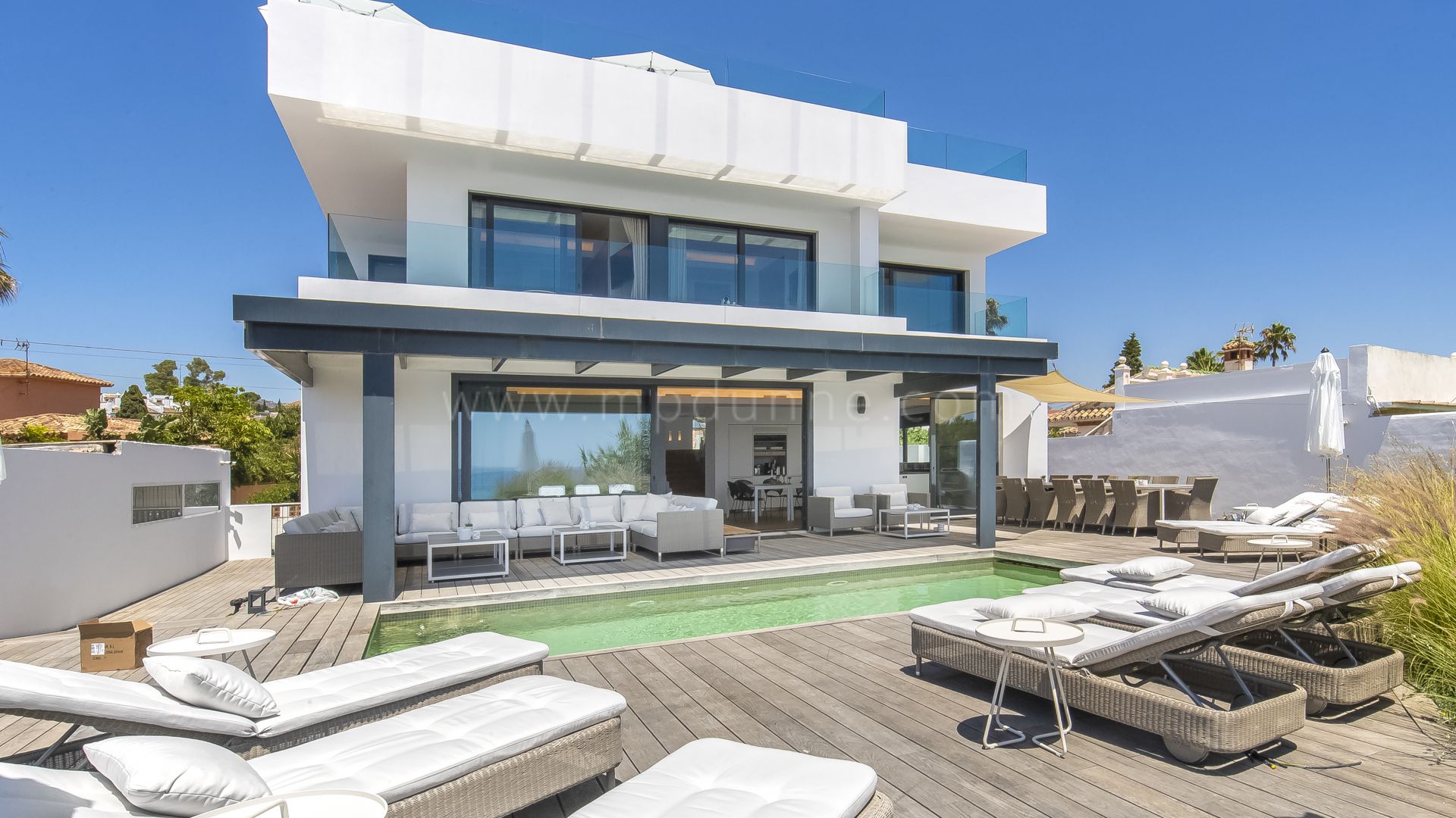 Espectacular villa en primera línea de playa en alquiler en Costa Bella