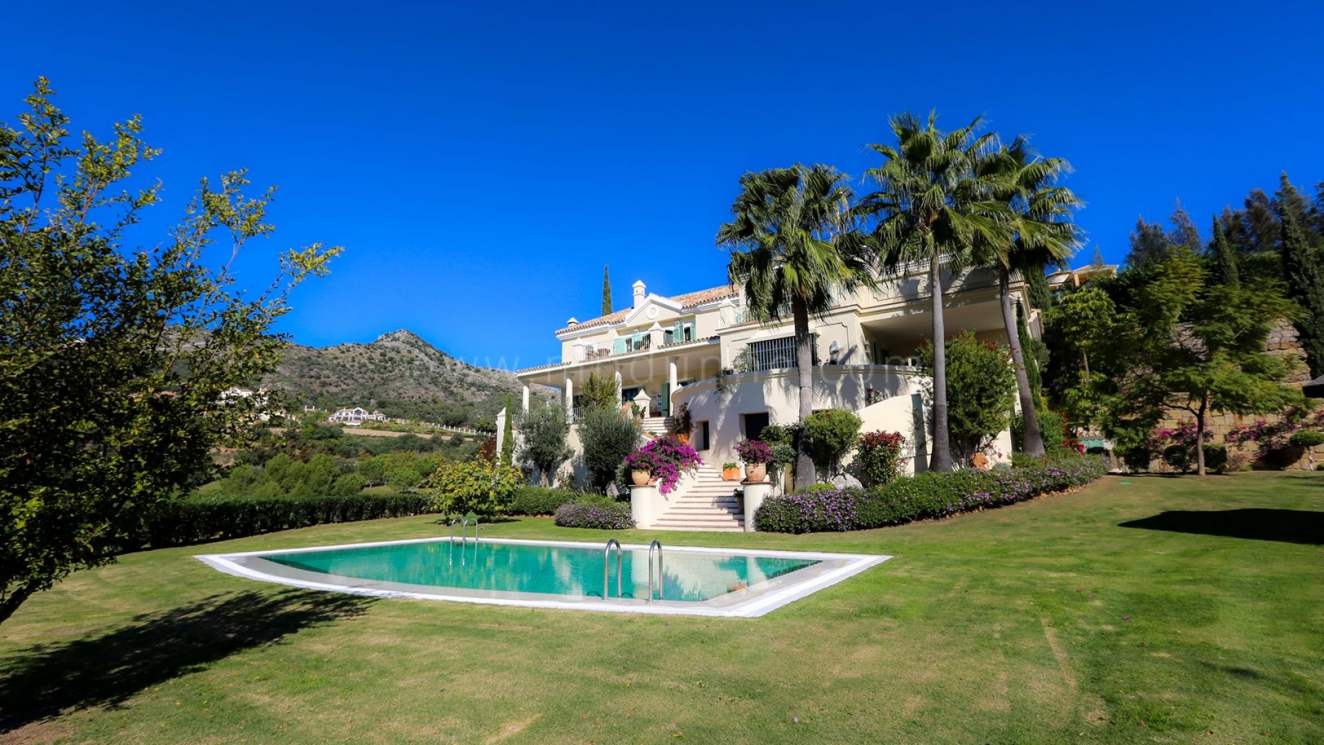 Villa con vistas panorámicas al mar en Marbella Club Golf Resort