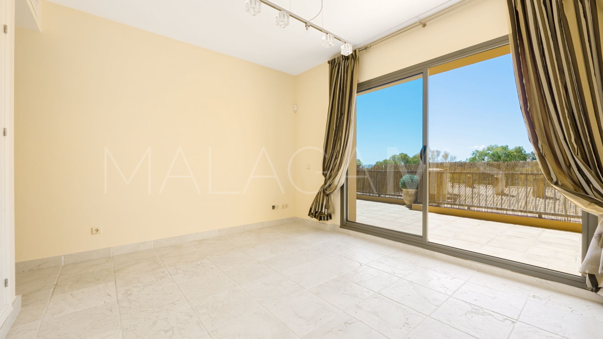 For sale penthouse in Benatalaya