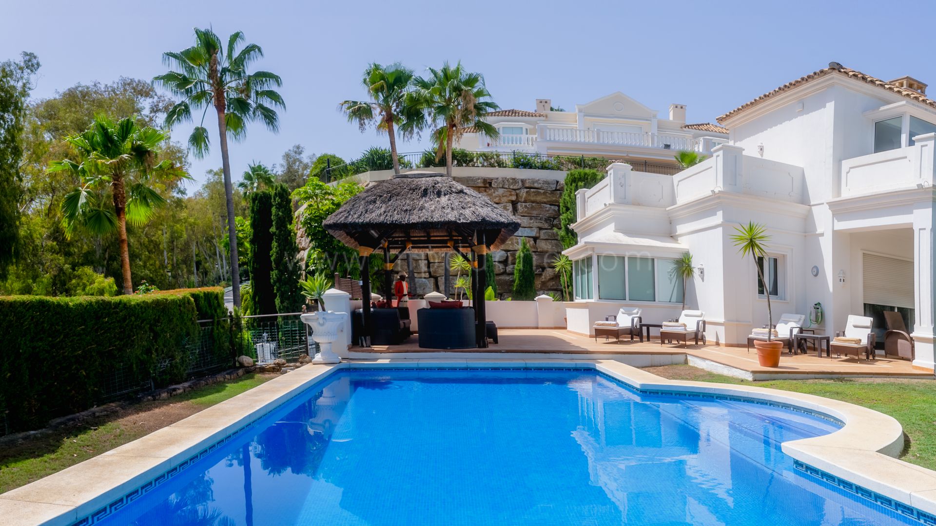 Villa classique à El Herrojo Alto, Benahavis - Vues sur la mer