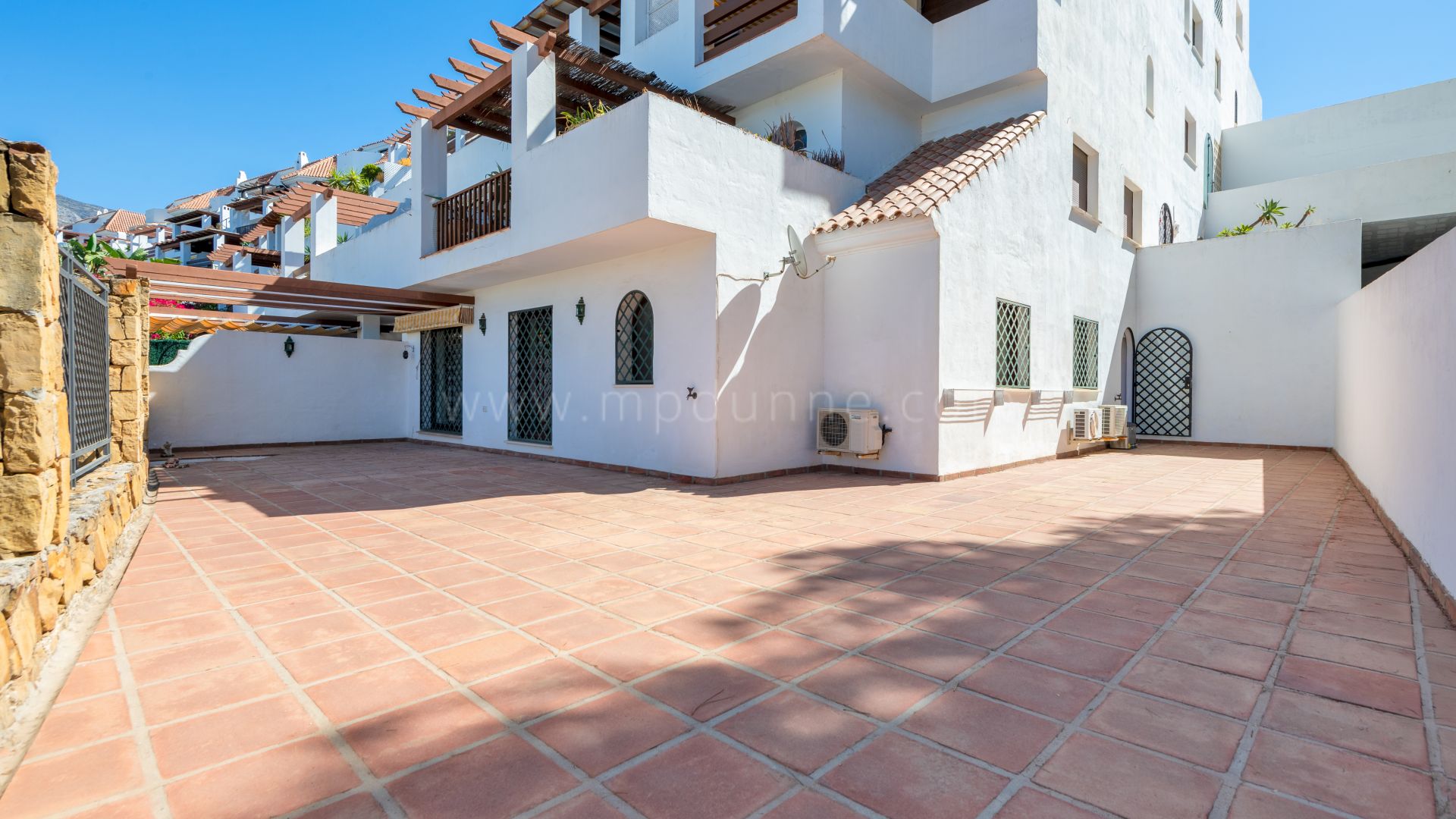 Spacieux appartement au rez-de-chaussée avec grande terrasse