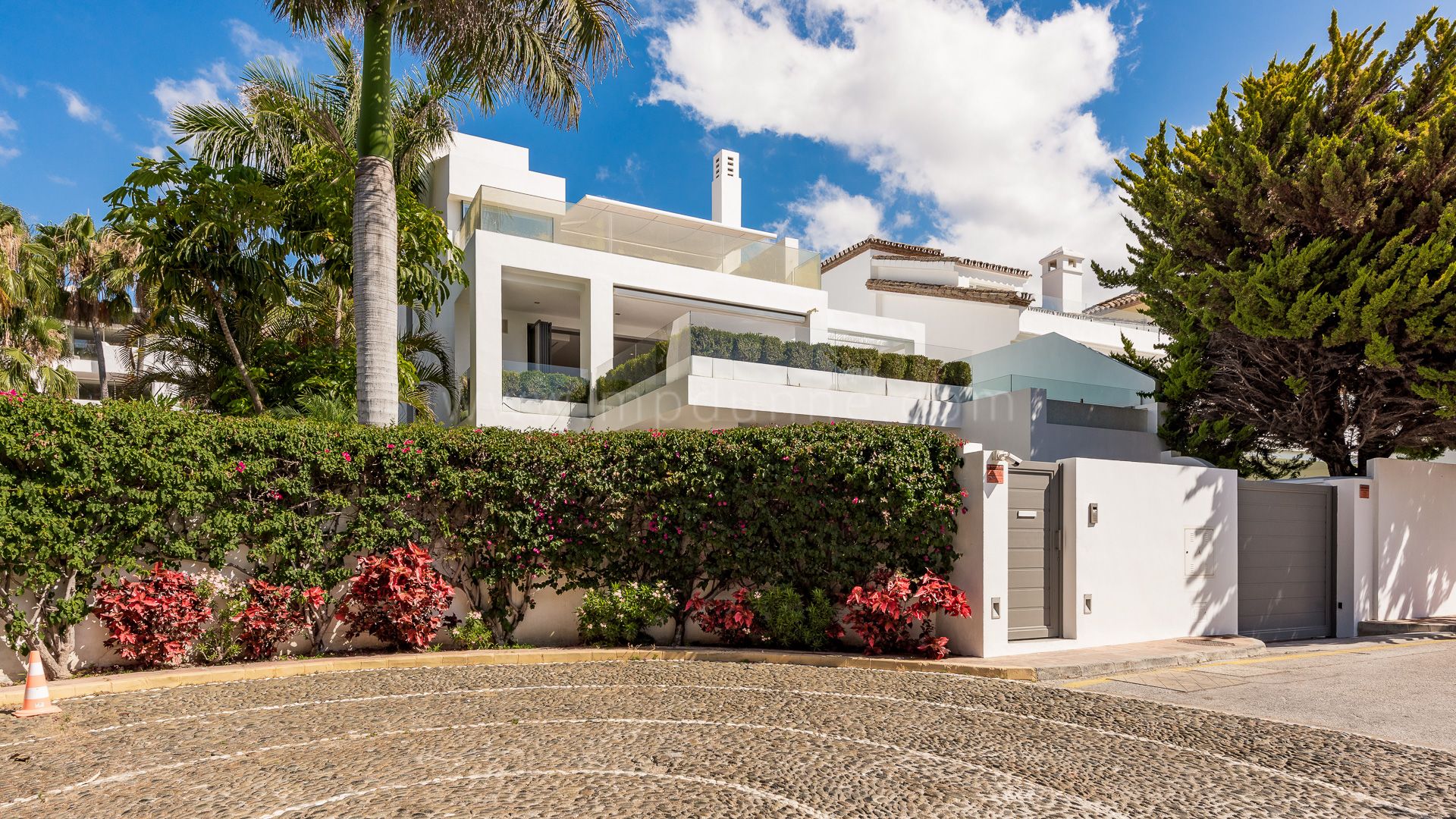 Luxusvilla mit Meerblick im Exklusiven Puente Romano, Marbella