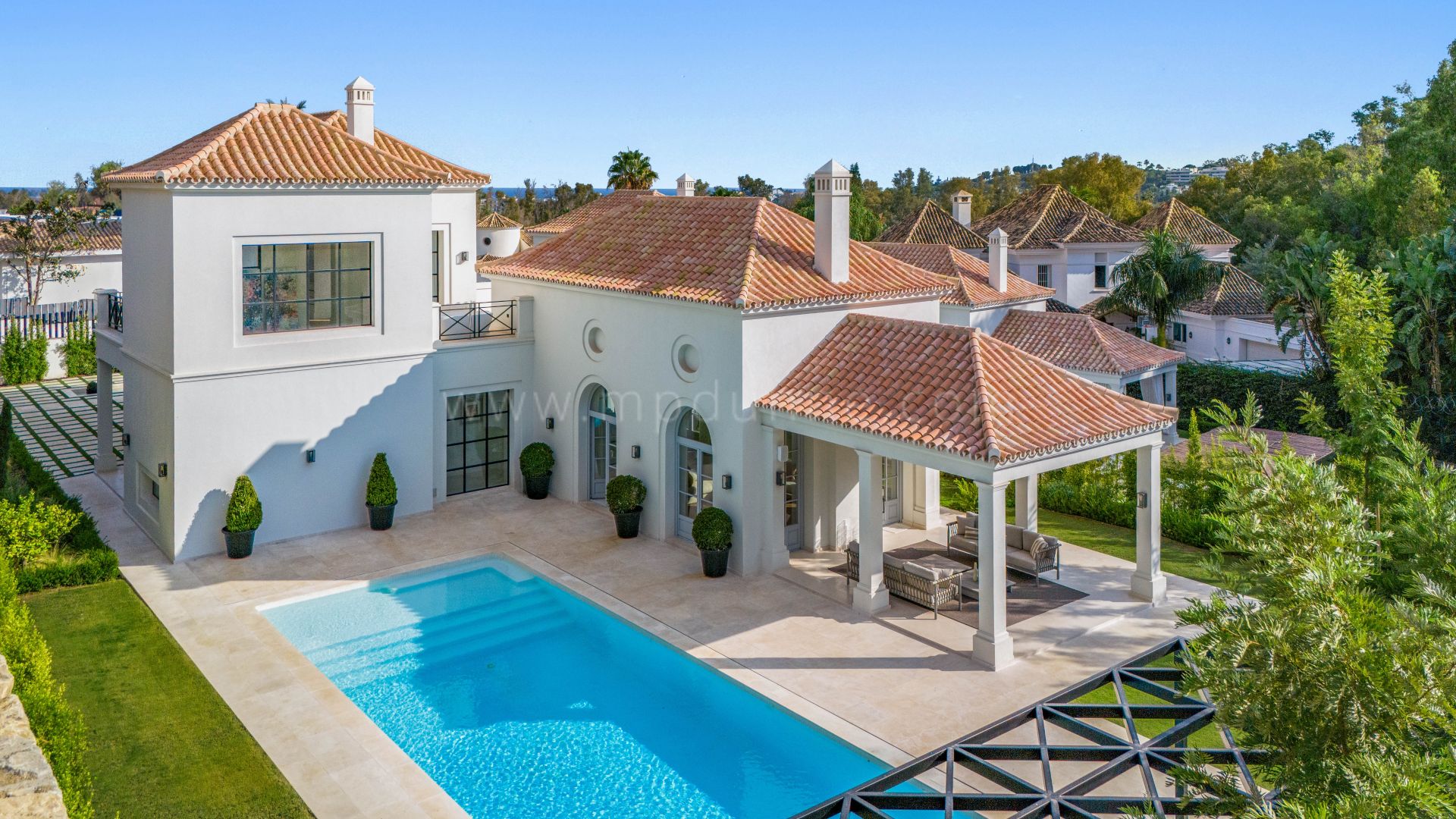 Zeitgenössische Luxusvilla in Nueva Andalucía