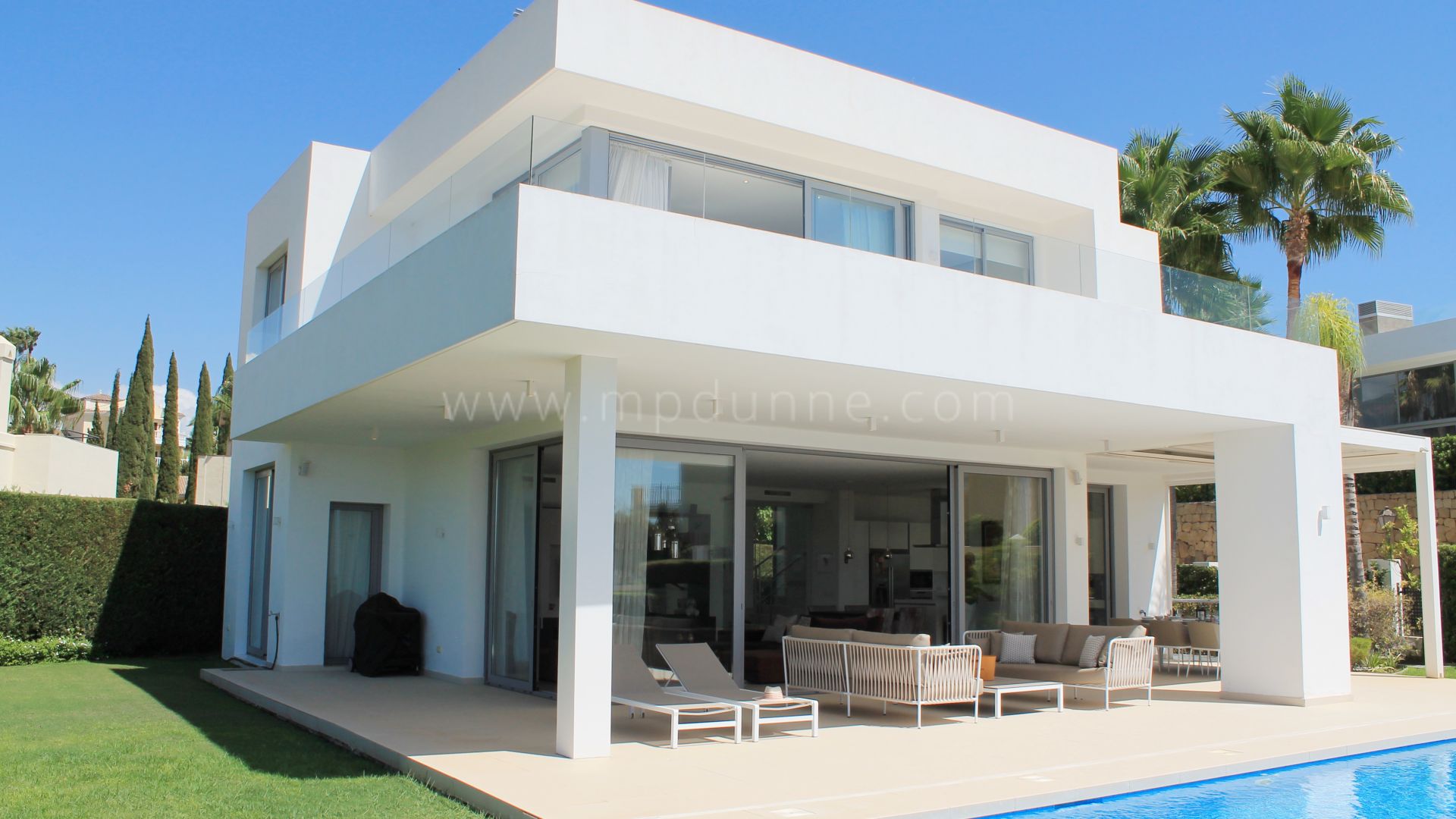 Villa moderna con vistas al mar y la montaña en Puerto de Capitan, Benahavis.