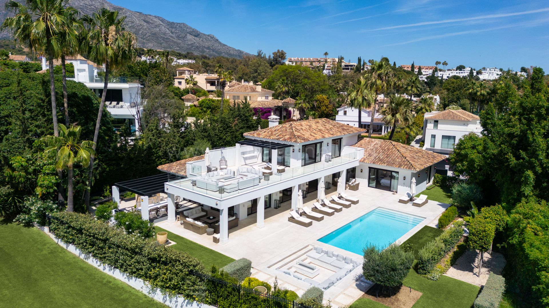 Moderne Luxus-Golf-Villa in erster Reihe, Nueva Andalucía.