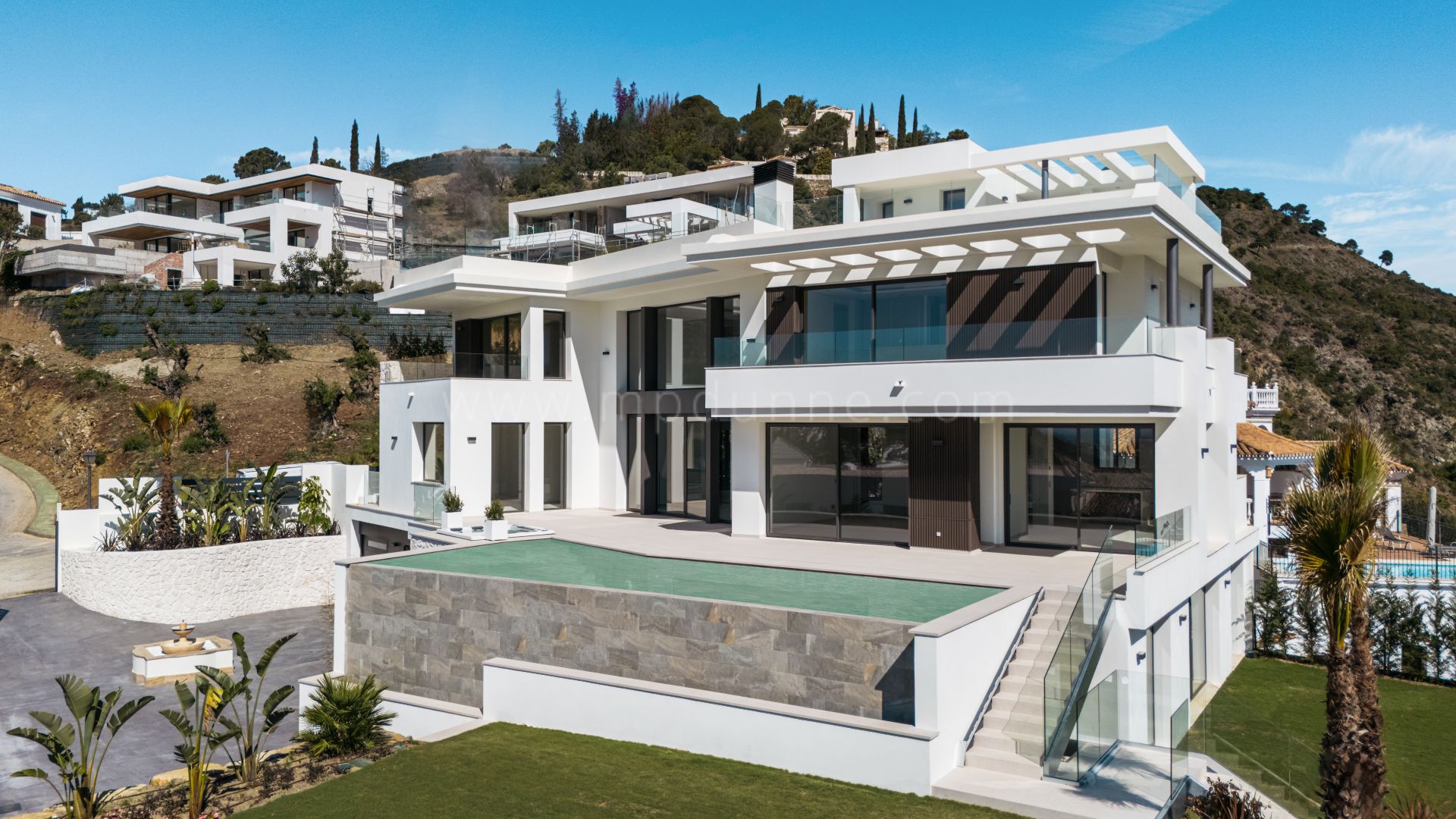 Neue Moderne Villa mit Meer- und Bergblick in Lomas de la Quinta, Marbella