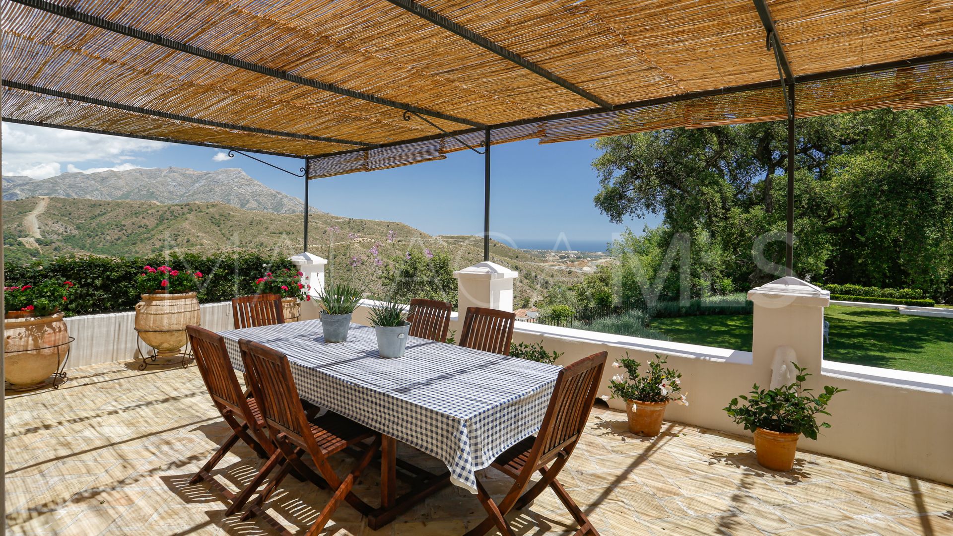 Buy El Madroñal villa with 5 bedrooms