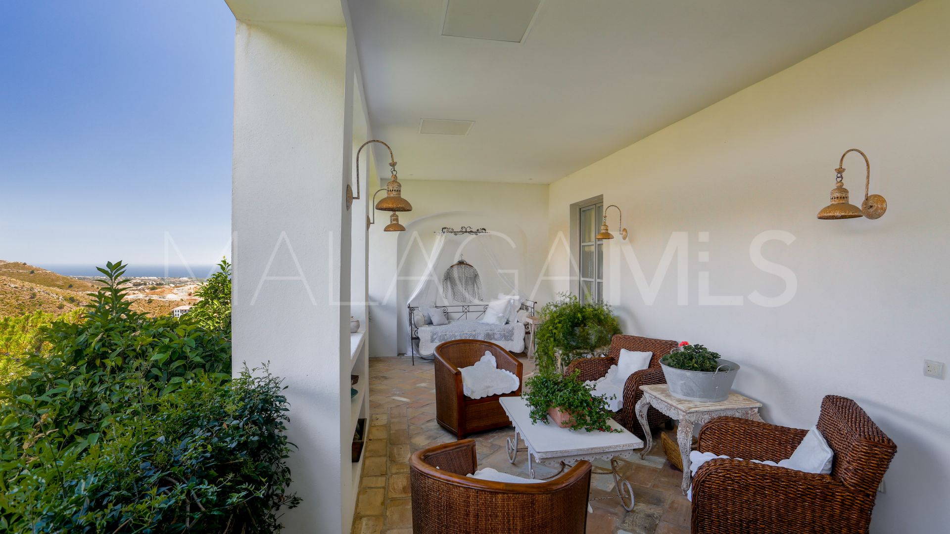 Buy El Madroñal villa with 5 bedrooms