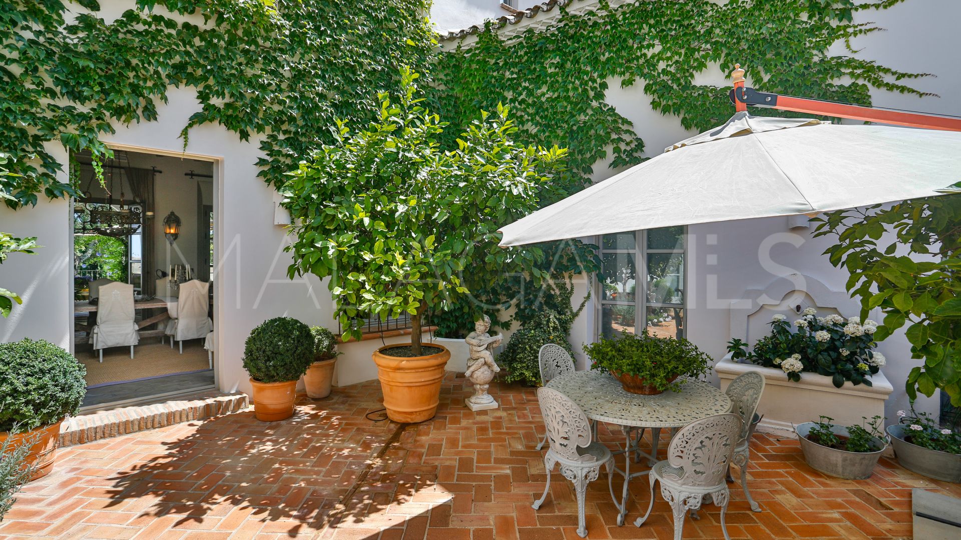 Buy El Madroñal villa with 5 bedrooms