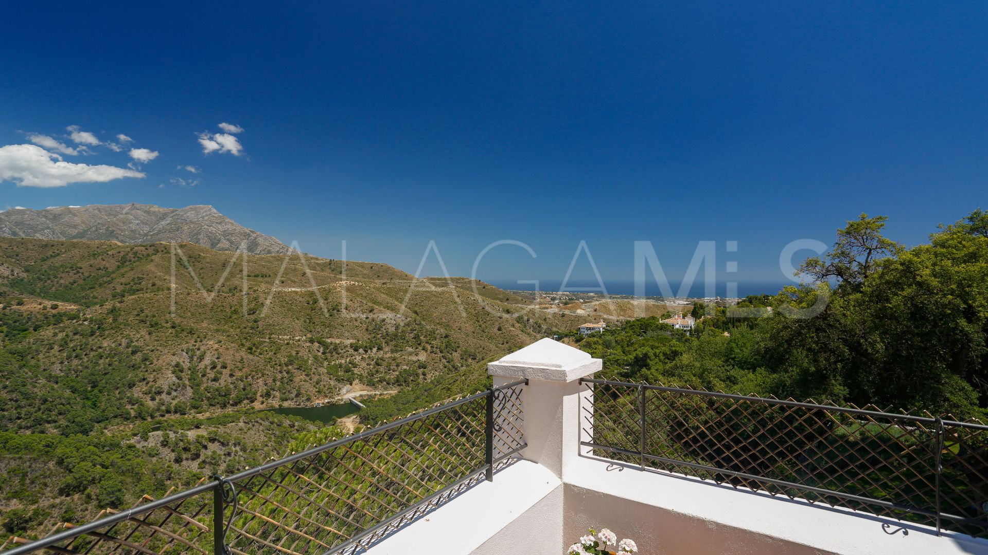 Buy El Madroñal villa with 5 bedrooms