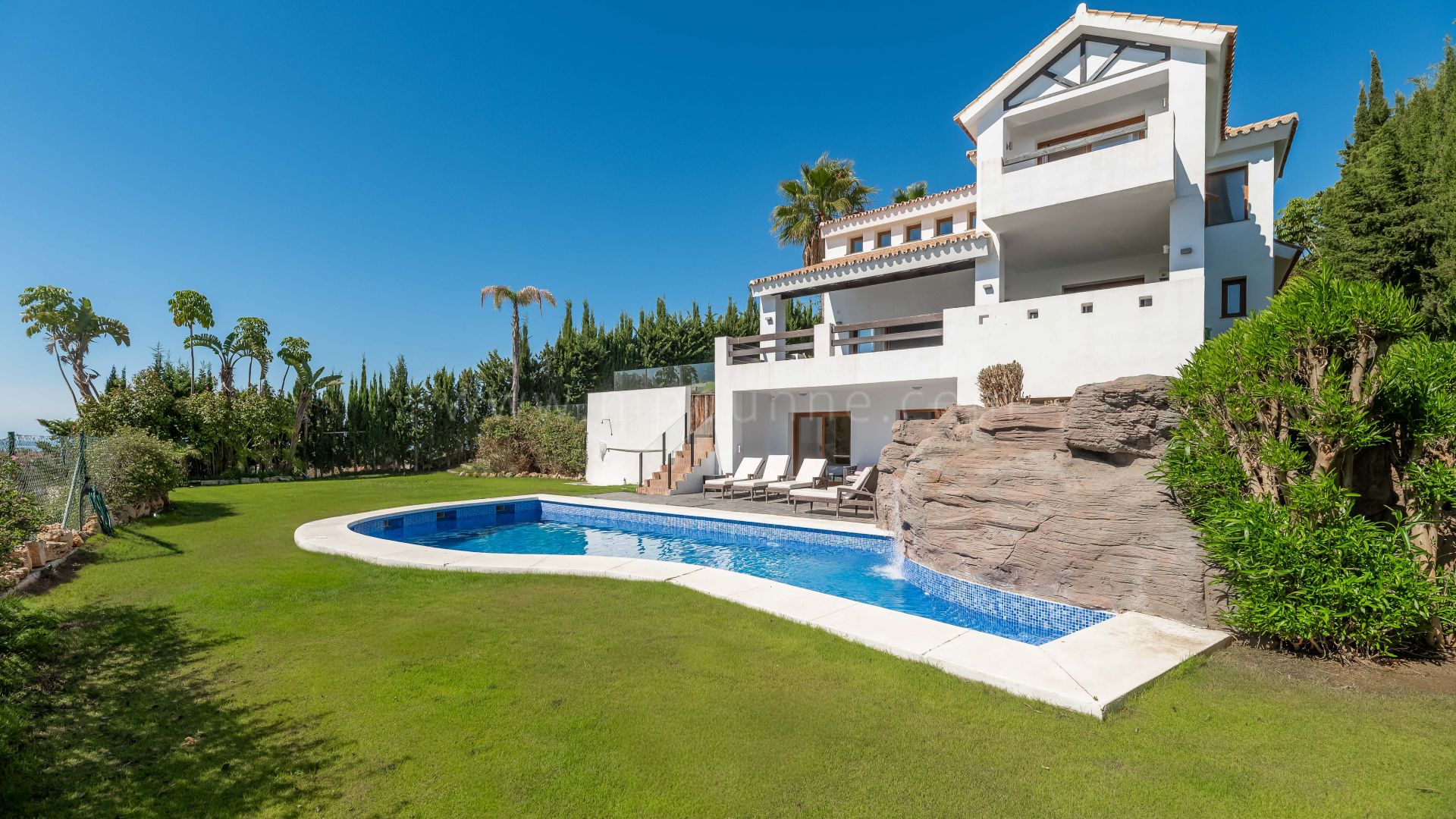 Oportunidad Villa en primera línea de golf con vistas panorámicas, La Resina Estepona