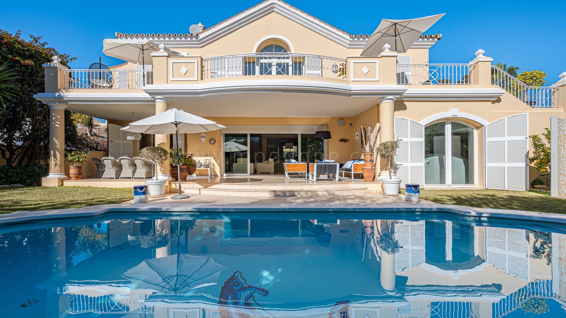 Villa al lado de la playa en Casablanca, Milla de Oro, Marbella