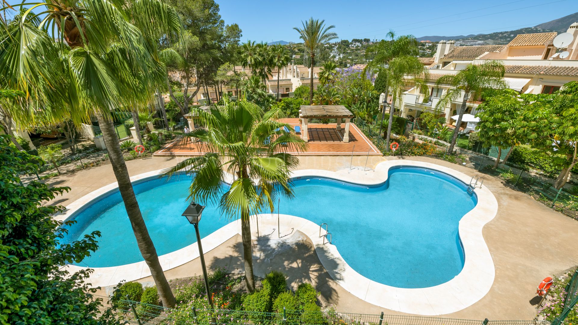 Élégant appartement de luxe avec vue sur le jardin et la piscine