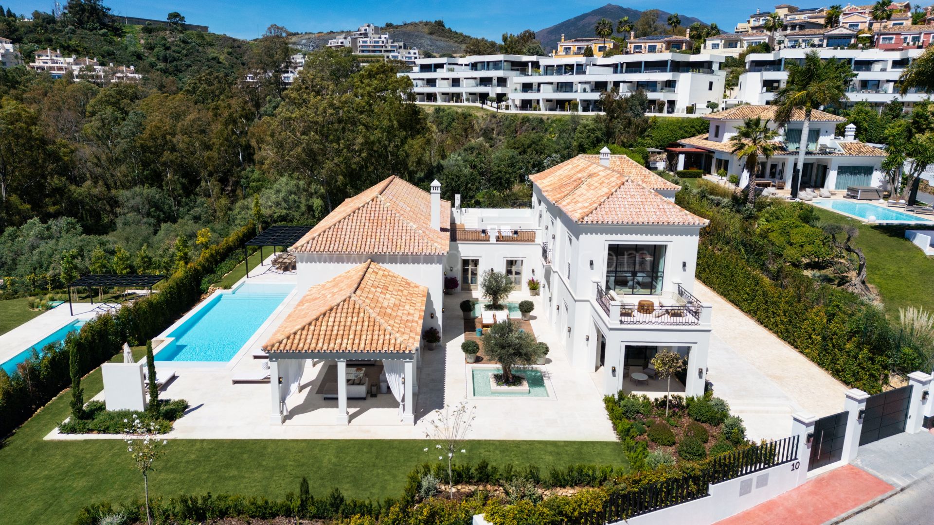 Neue Villa im Landhausstil in Nueva Andalucia