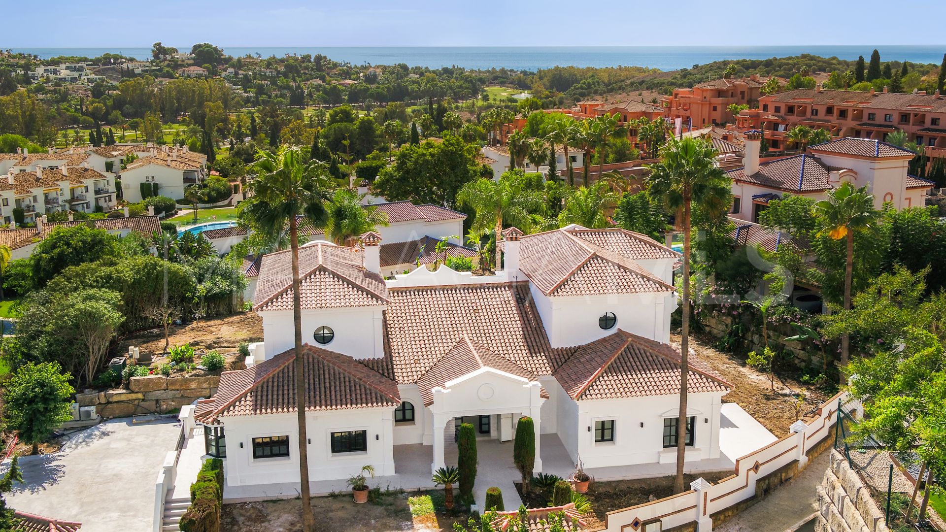Villa for sale in Altos del Paraiso