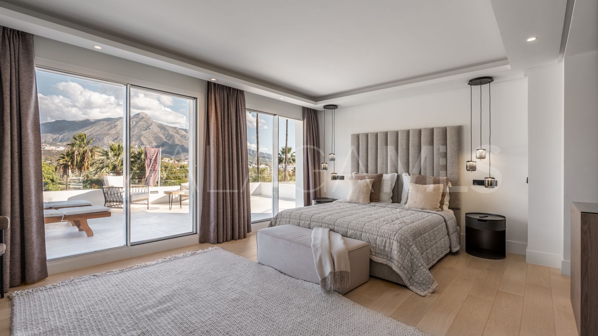 Villa for sale in Las Brisas
