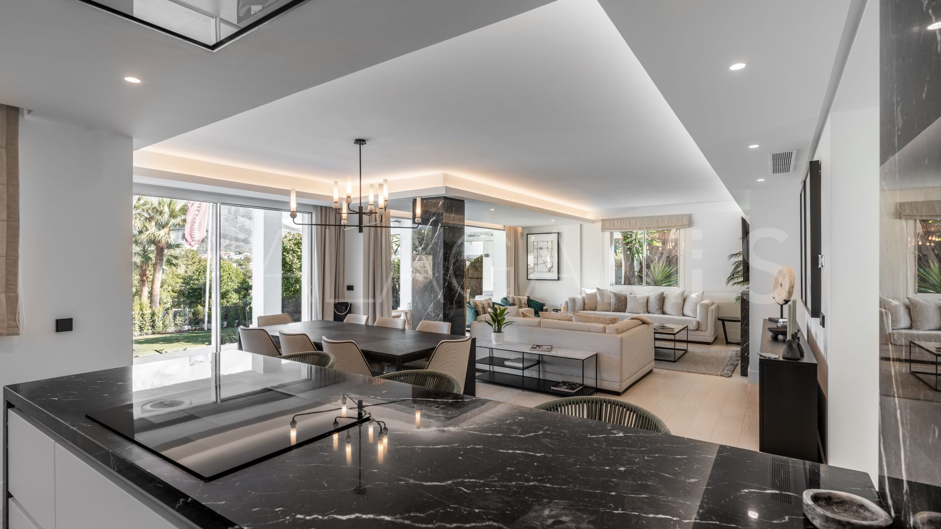 Villa for sale in Las Brisas