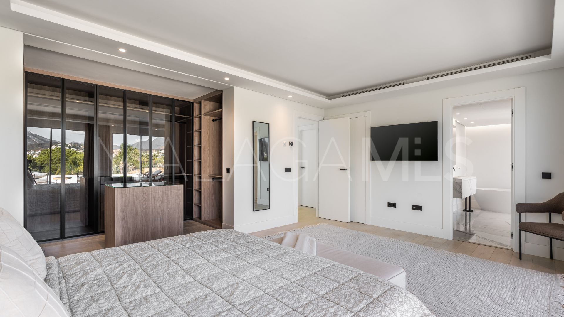 Villa for sale in Las Brisas