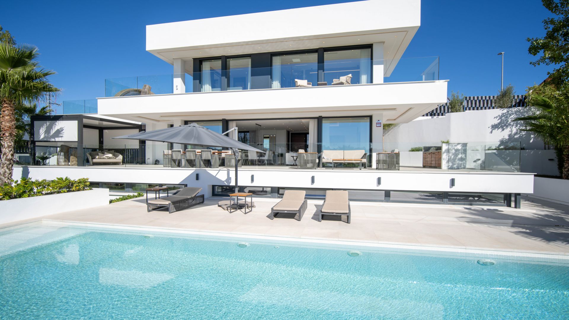 Contemporary Villa with Panoramic Views in Prime Location