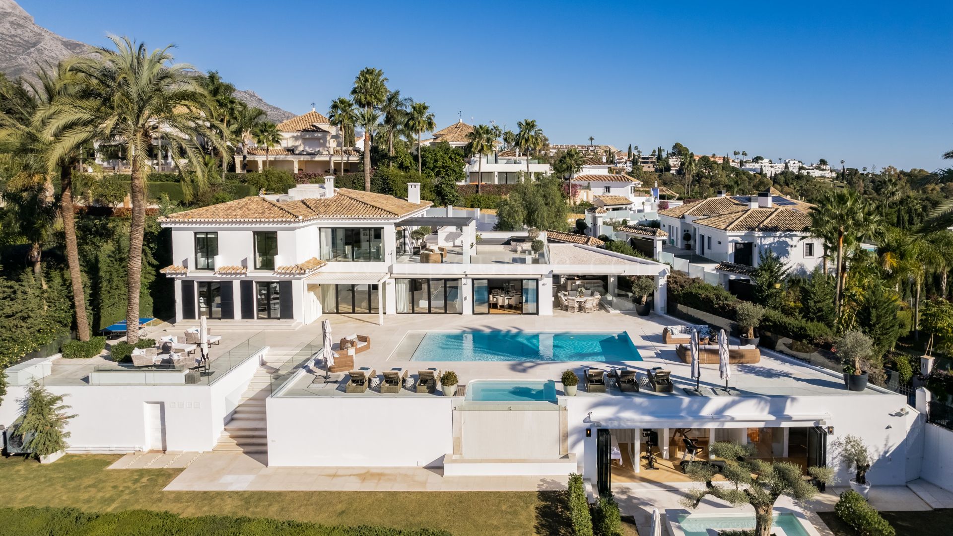 Renovated frontline golf villa with panoramic views in Nueva Andalucia