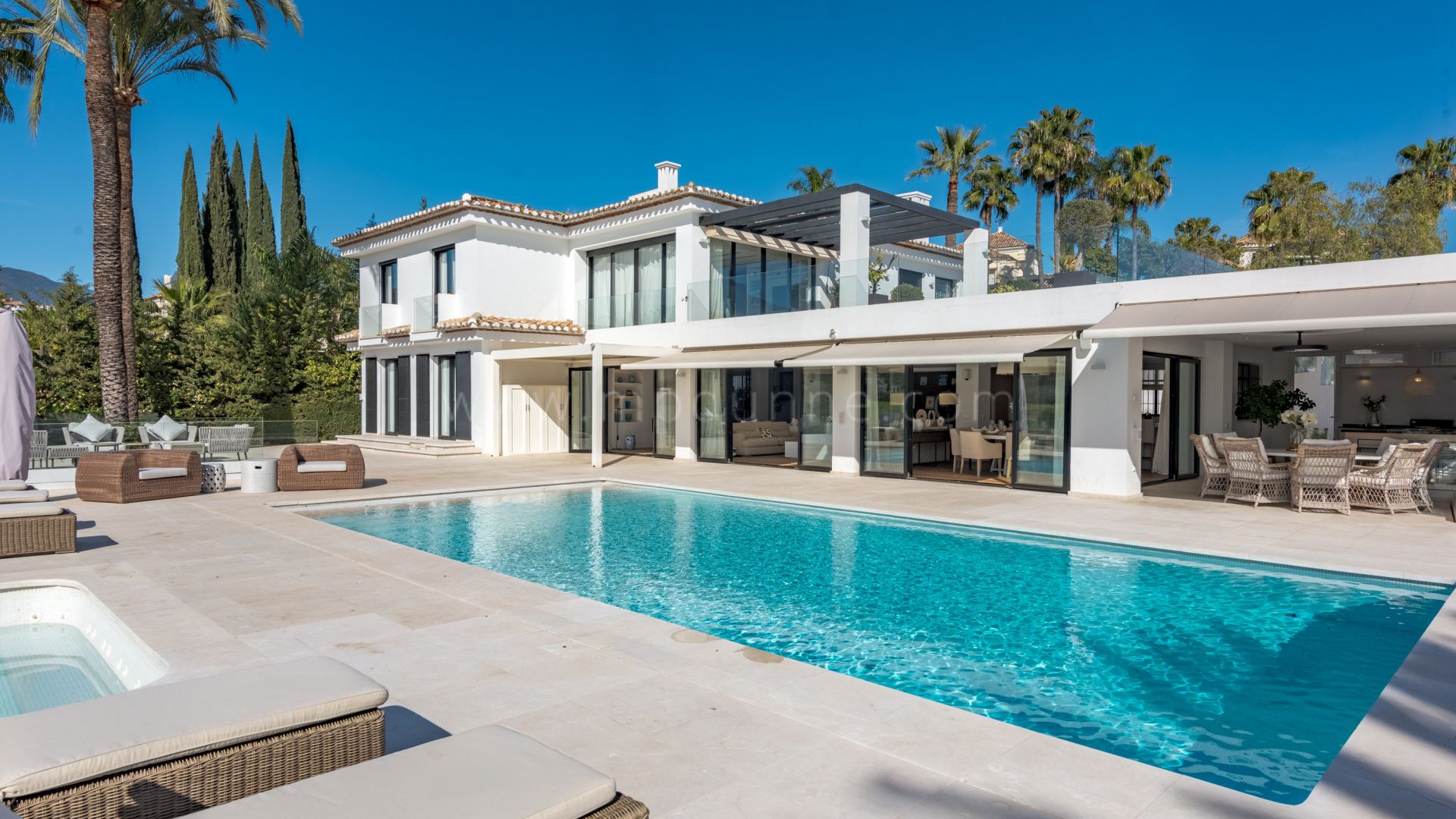 Renovierte Villa in erster Golflinie mit Panoramablick in Nueva Andalucia