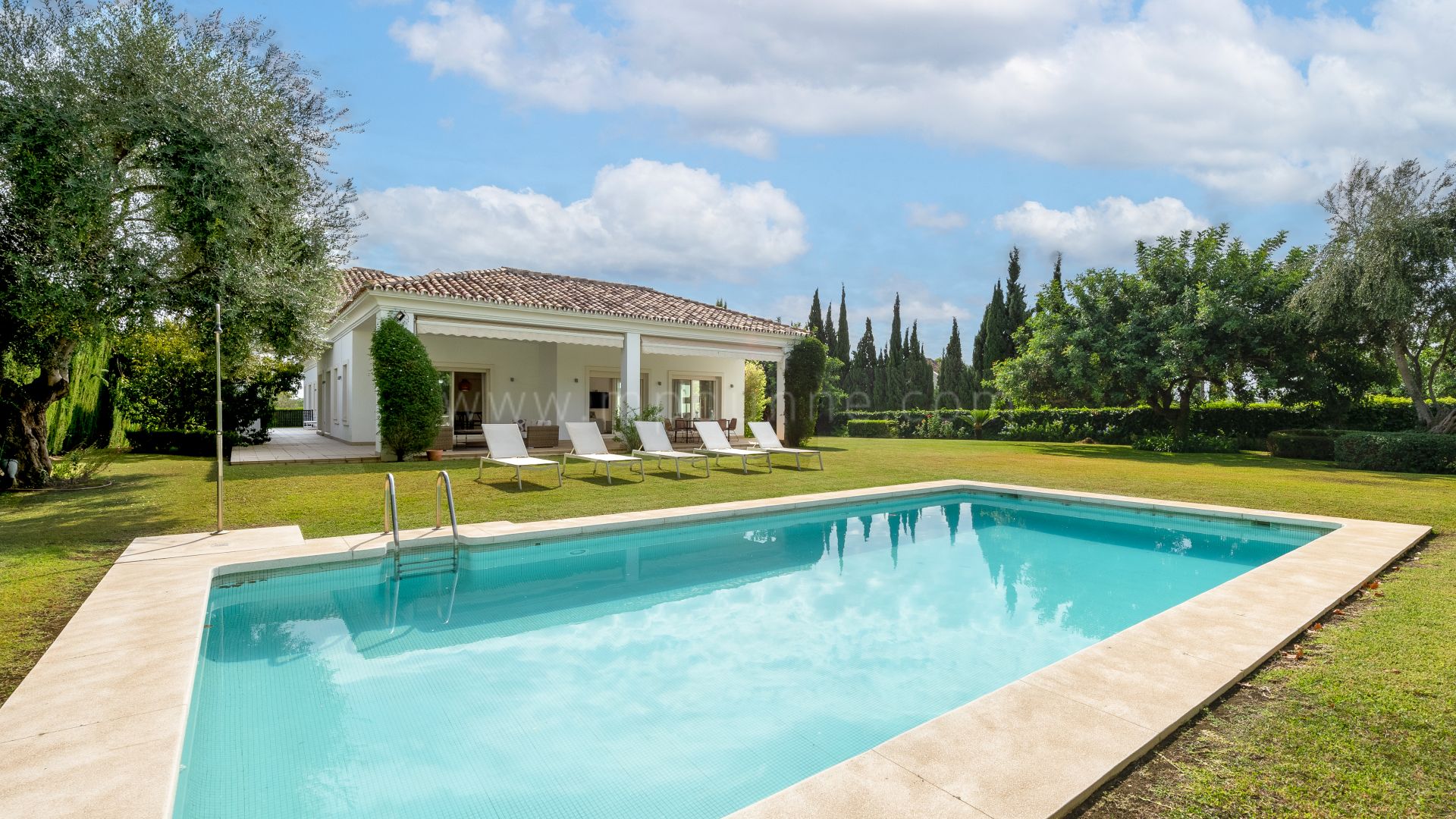 Family villa for sale in Altos de Puente Romano