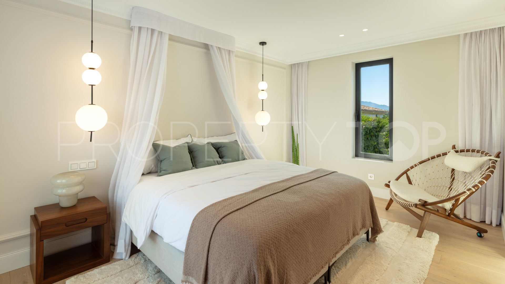 Comprar villa de 5 dormitorios en Nueva Andalucia