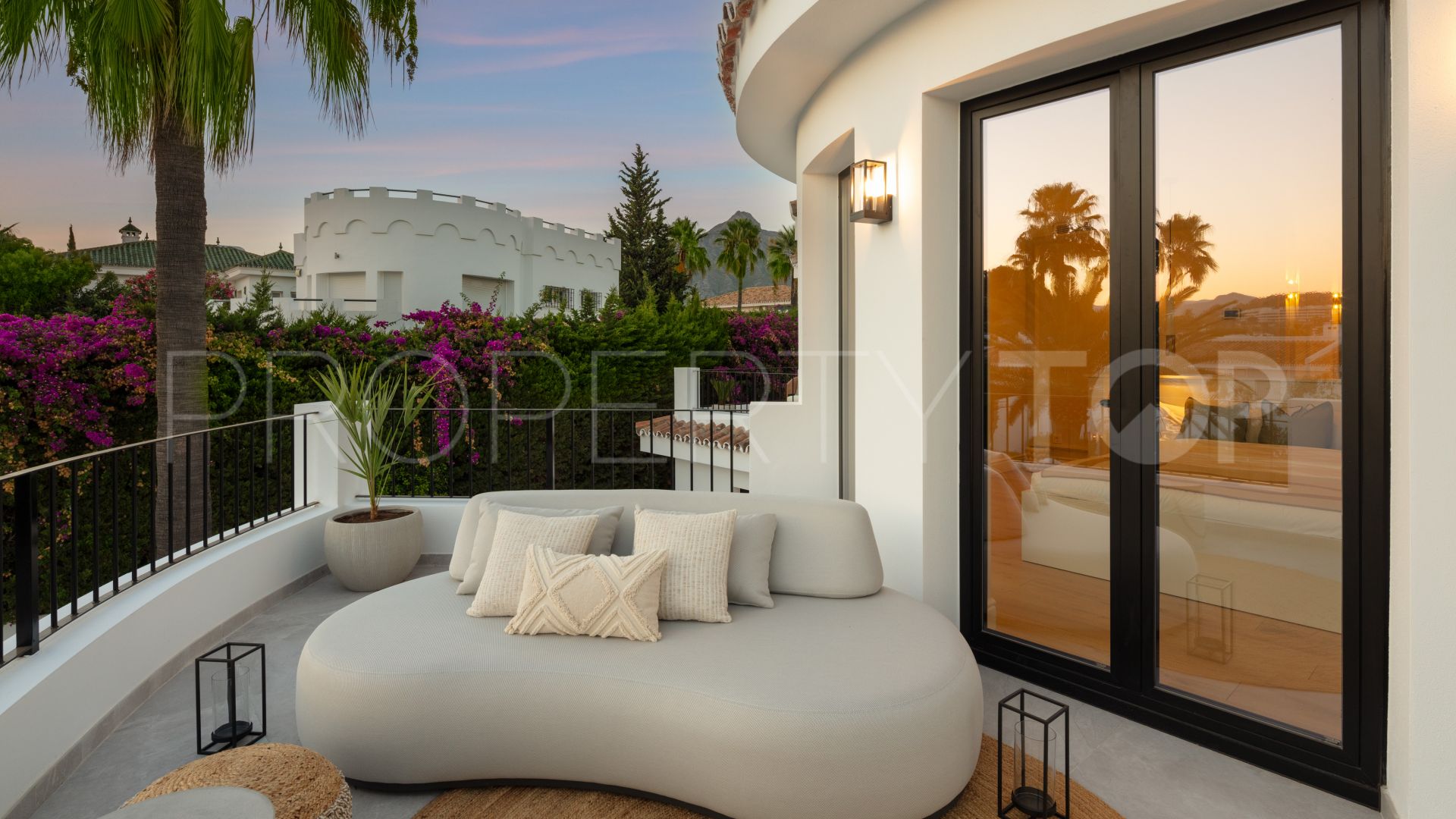 Comprar villa de 5 dormitorios en Nueva Andalucia