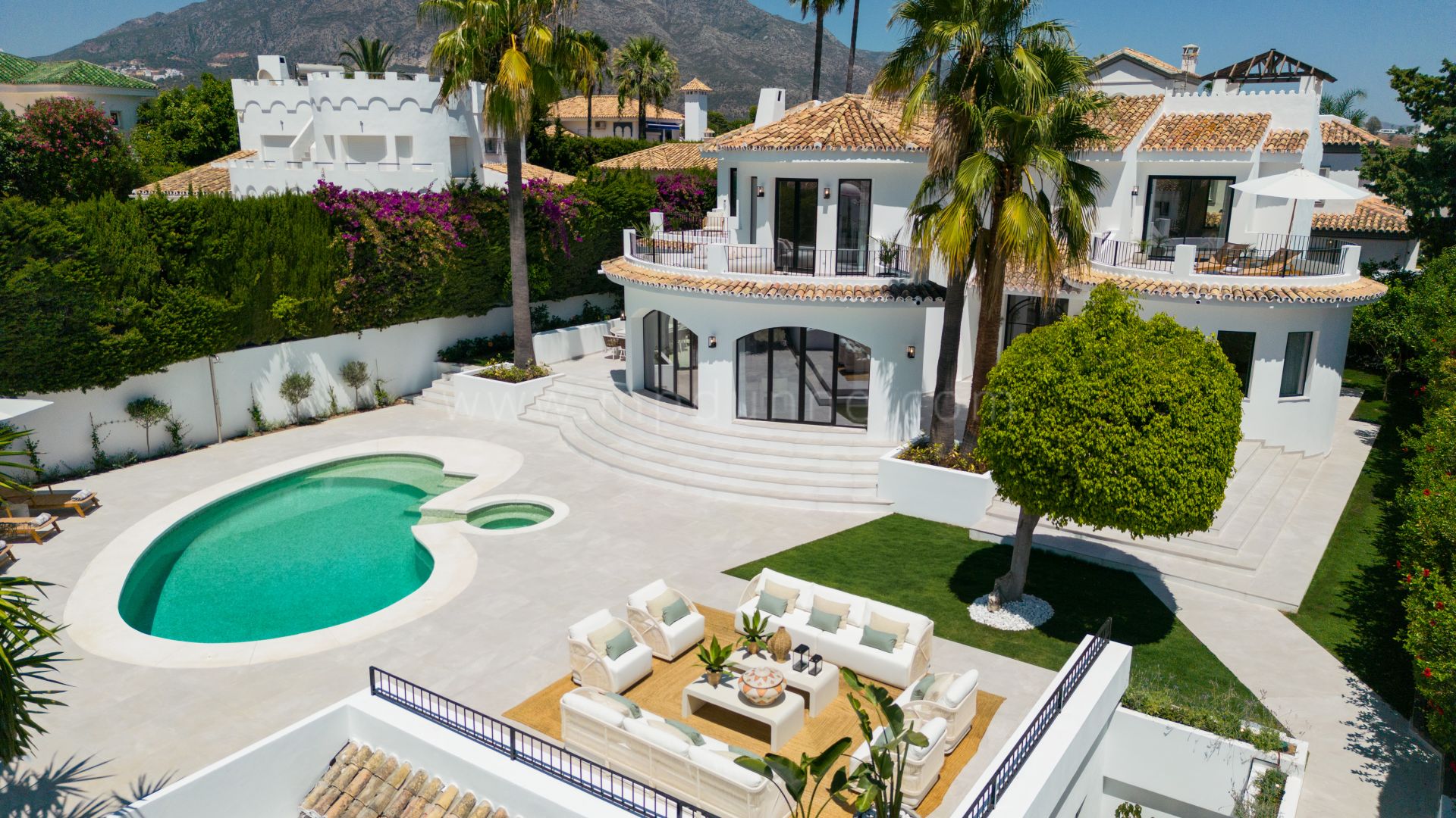 Villa de estilo mediterráneo con vistas panorámicas en el Valle del Golf