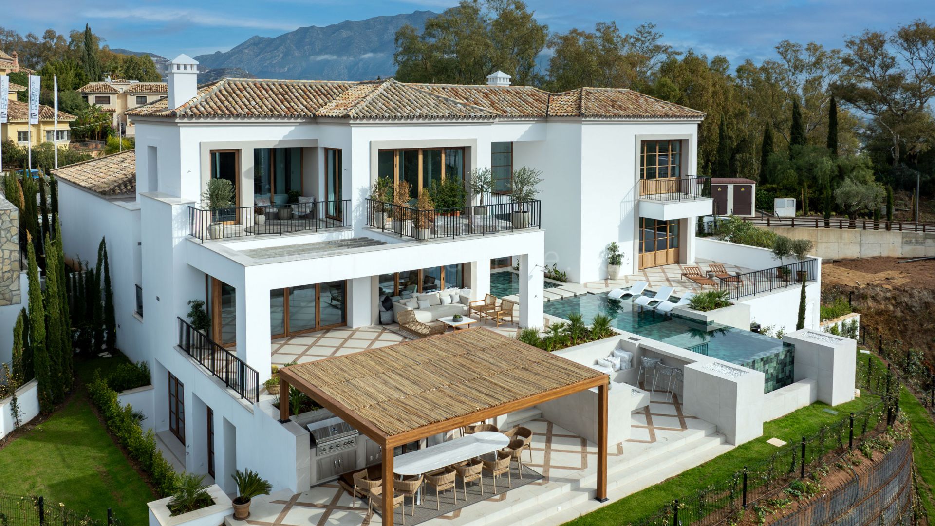 Villa moderna con vistas panorámicas al mar en El Herrojo