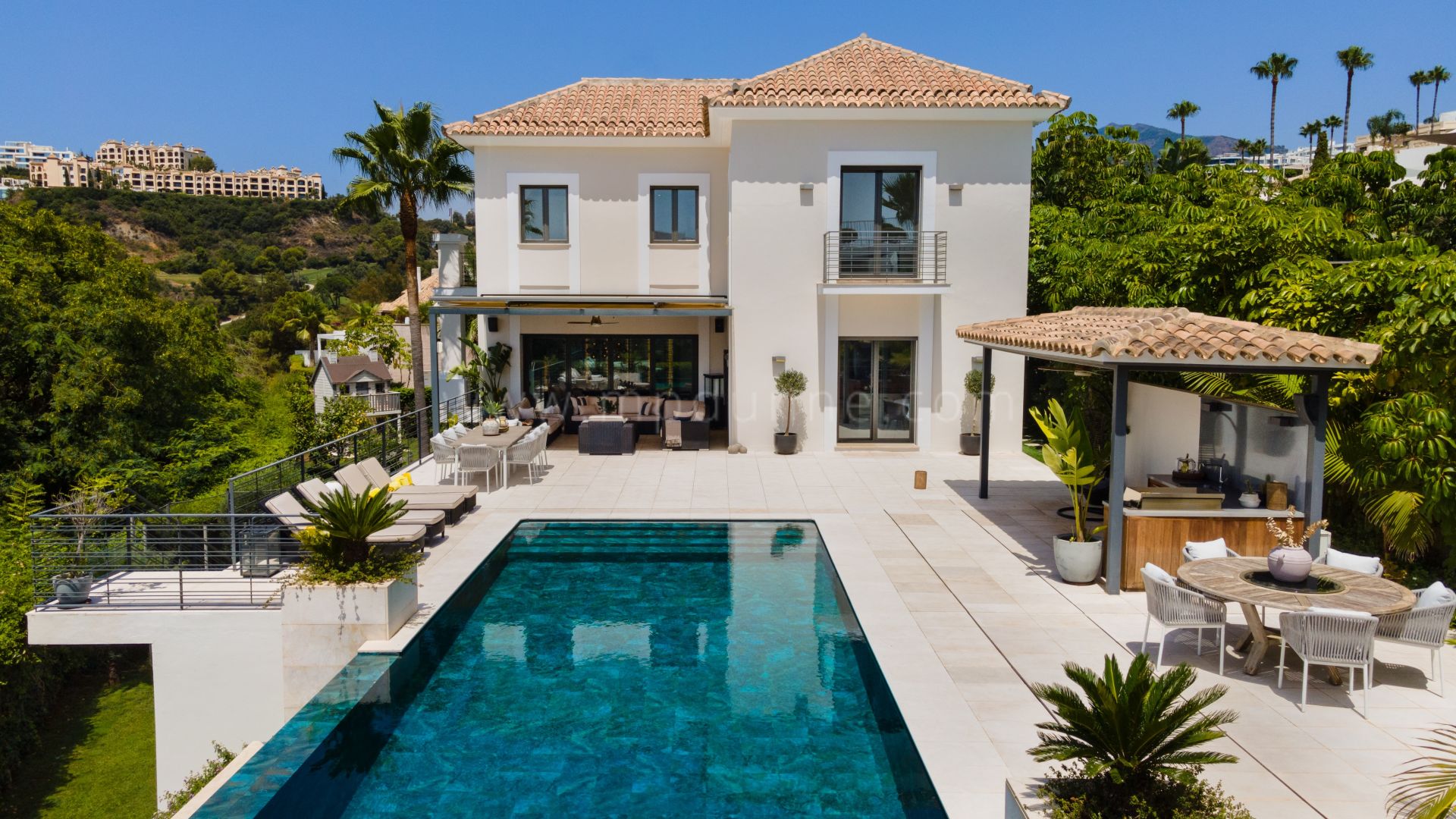 Zeitgenössische Villa mit Panoramablick in El Herrojo, Benahavís