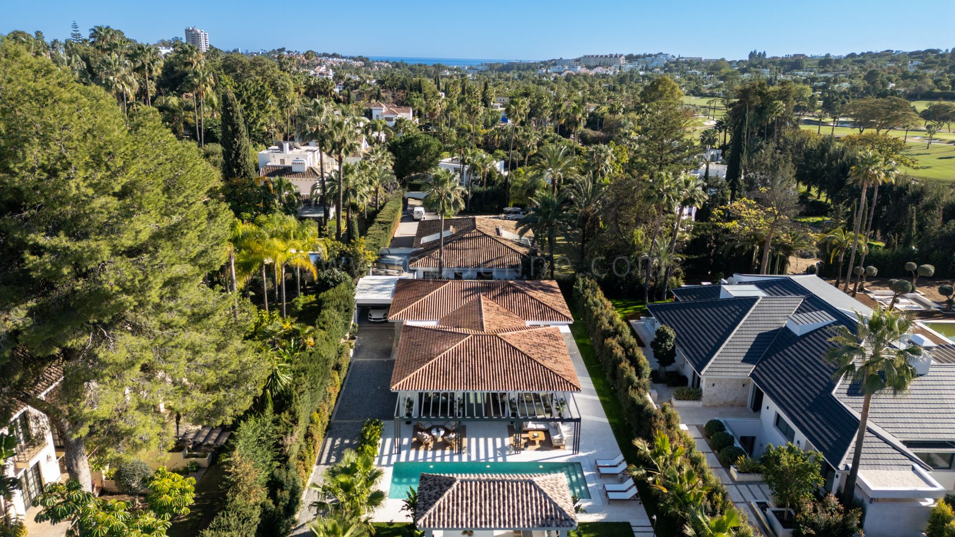 Villa Oslo, élégante et moderne à Las Brisas, Nueva Andalucía