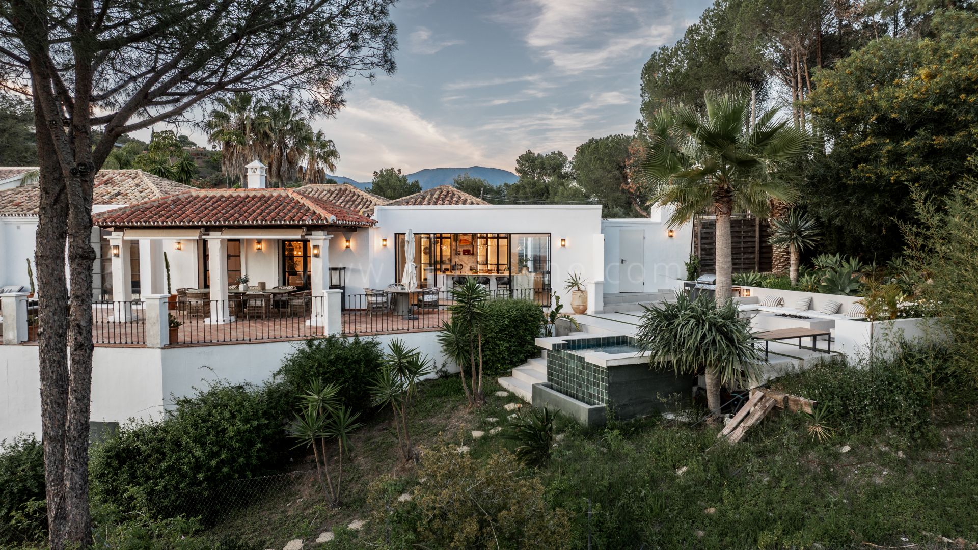 Elegante villa de una sola planta en El Madroñal, con vistas panorámicas al mar