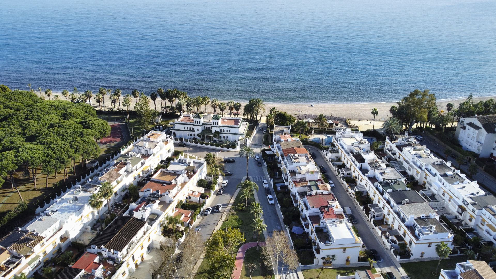 Maison de ville rénovée en première ligne de plage à Marbella Golden Mile