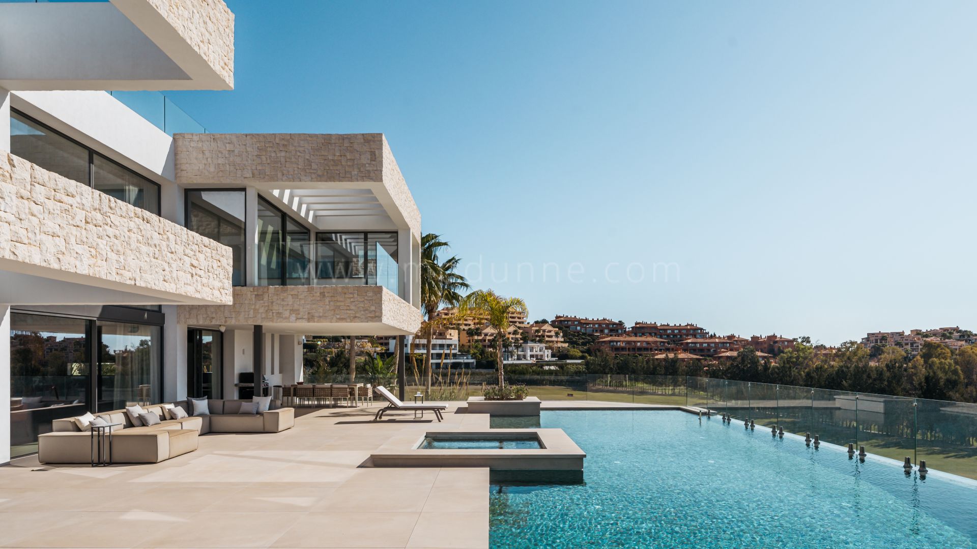 Luxury South-facing Villa in La Alqueria, Benahavis