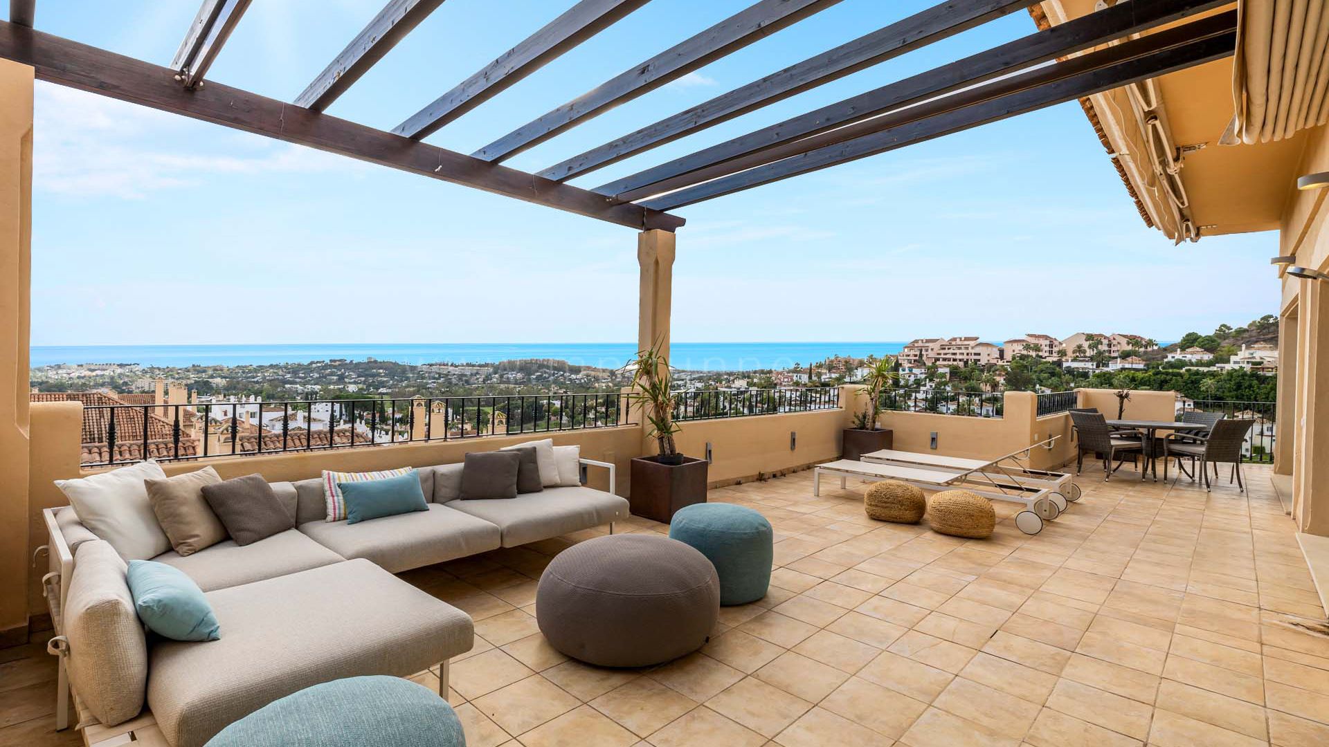 South-west facing Penthouse with Panoramic Views in Nueva Andalucia