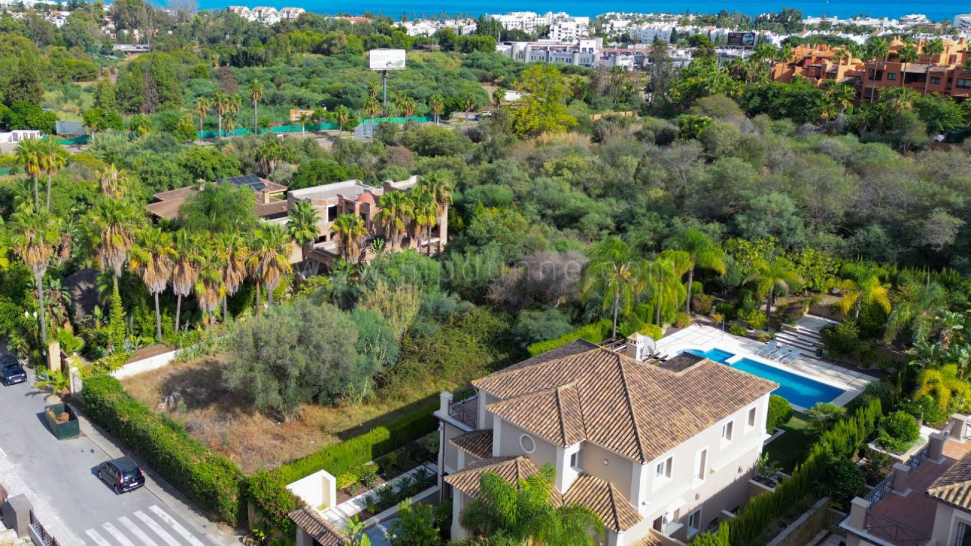 Tropical-style Villa Walking Distance to The Puerto Banus and Beach