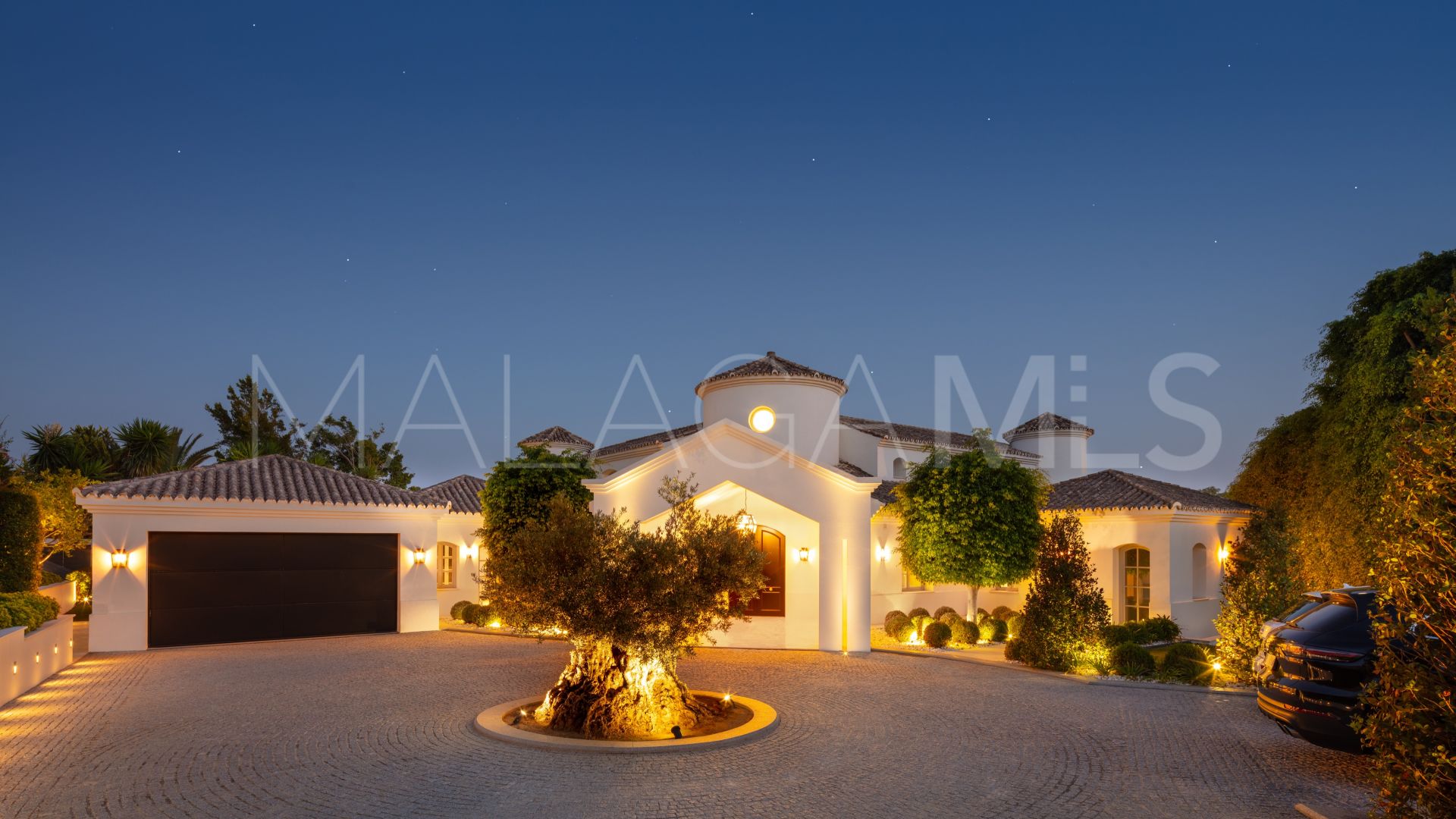 Villa for sale in Nueva Andalucia