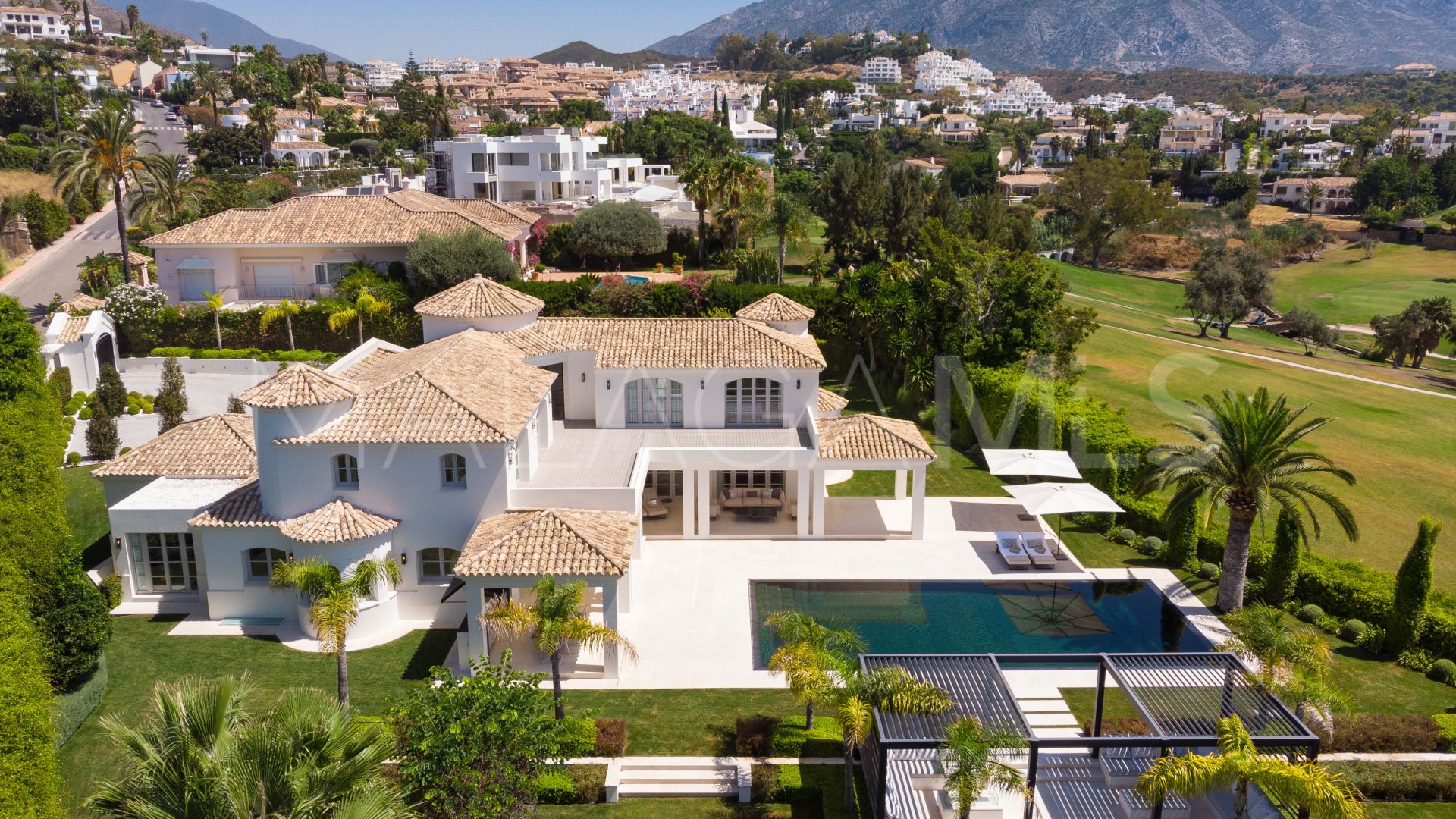 Villa for sale in Nueva Andalucia