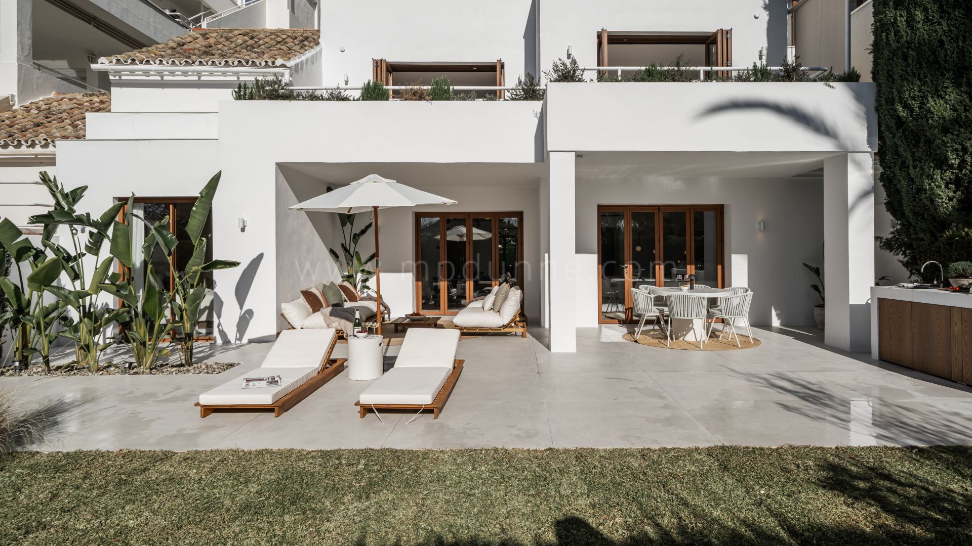 Casa adosada reformada de estilo escandinavo con jardín privado en Nueva Andalucía