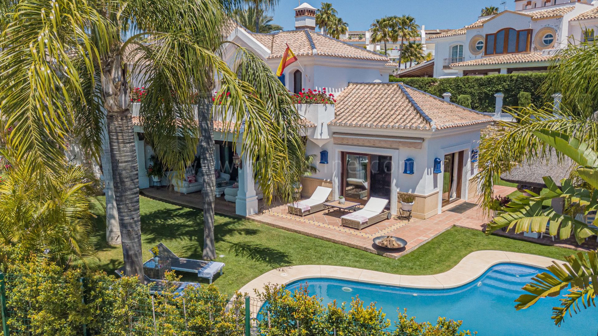 Villa de estilo andaluz junto a la playa en Bahía de Marbella