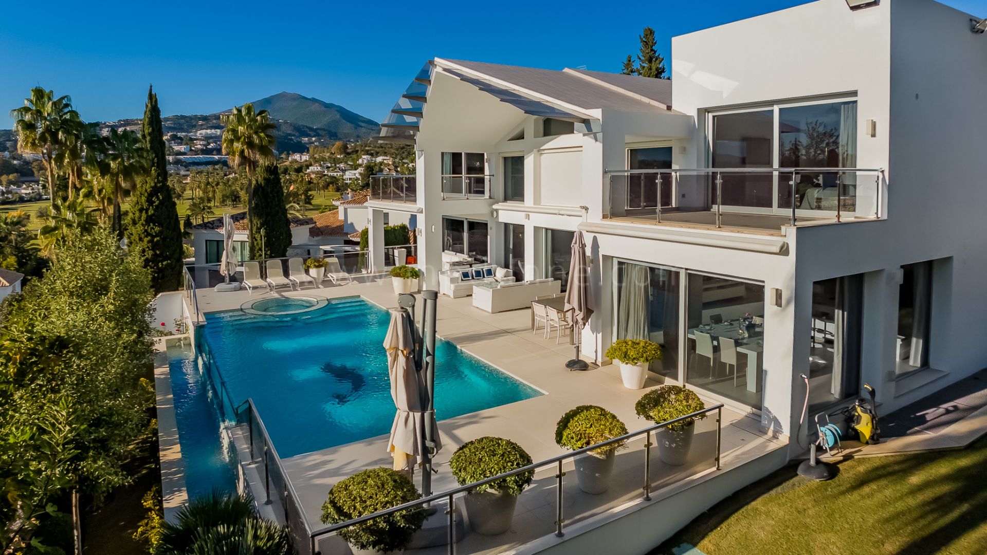 Villa familiale moderne à proximité du golf Los Naranjos, Marbella Nueva Andalucia