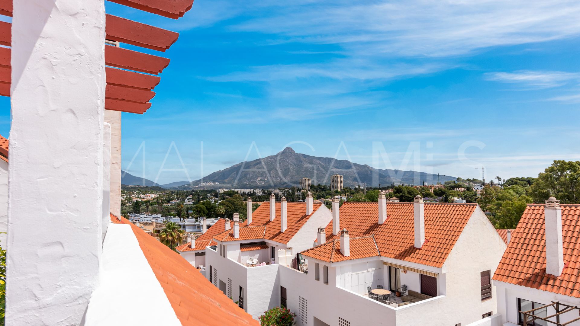 For sale duplex penthouse in Nueva Andalucia with 3 bedrooms